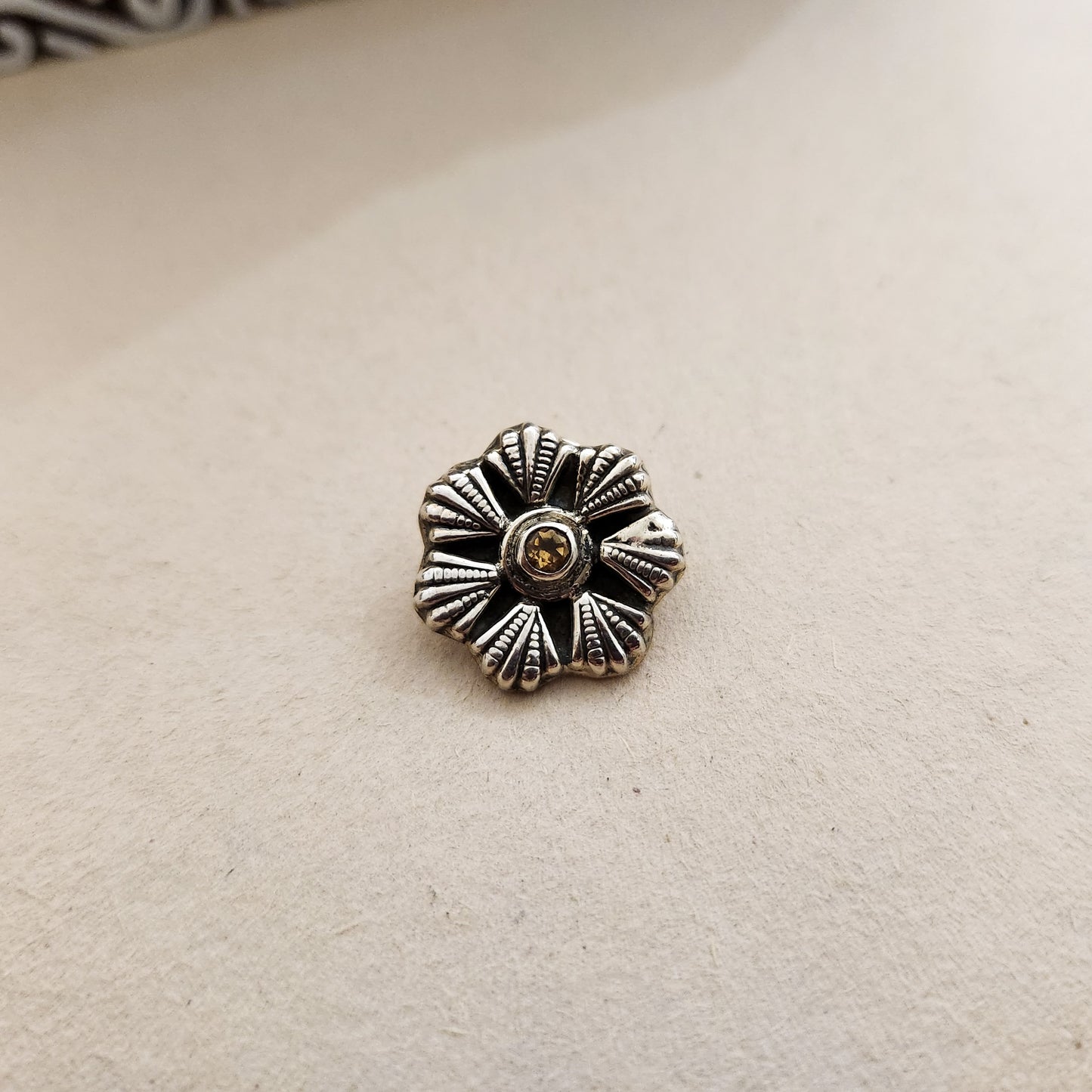 Gul Nose Pin - The Amyra Box