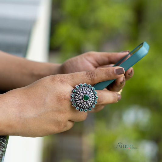 Emerald Chakri Temple Ring - The Amyra Box