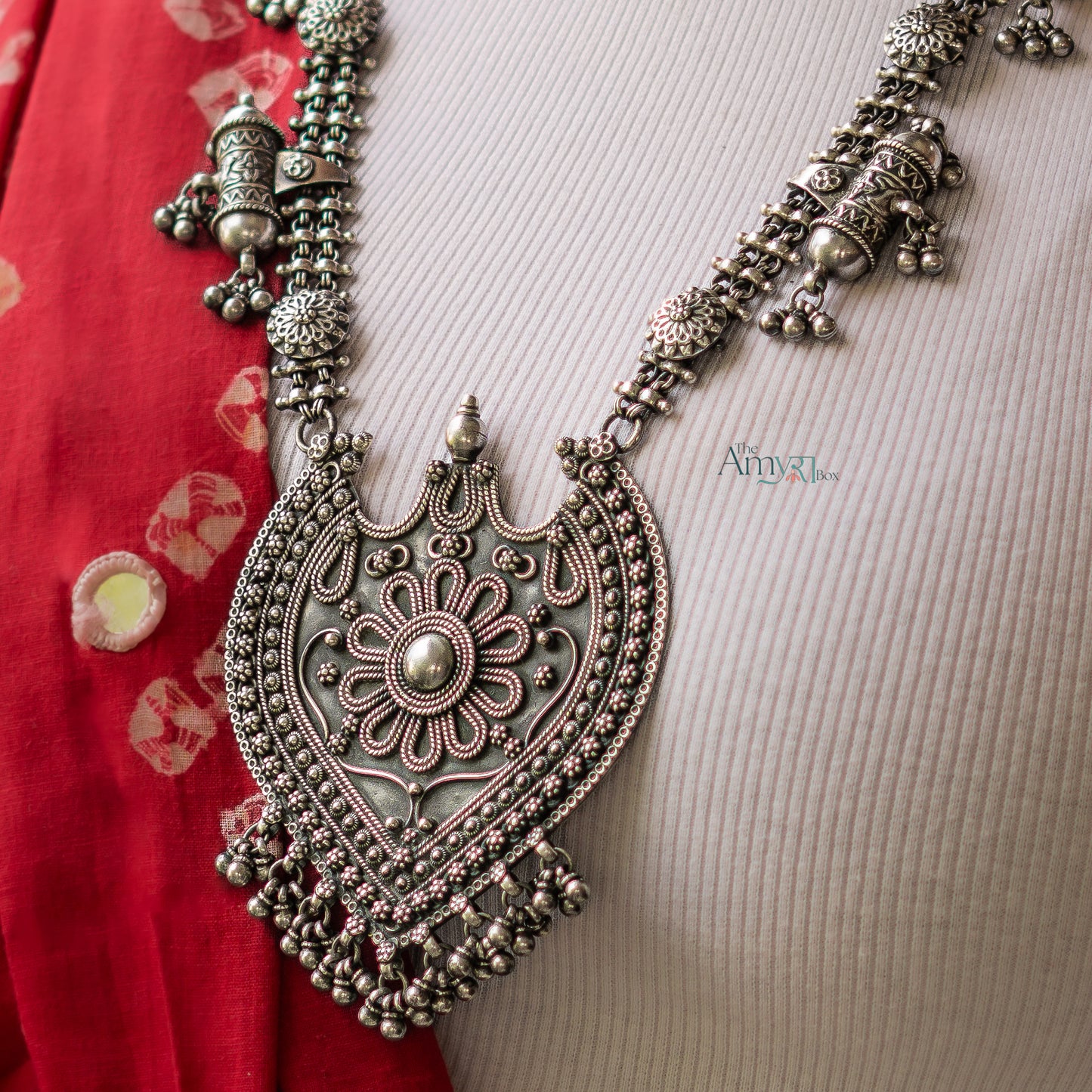 Vintage Motif Necklace - The Amyra Box