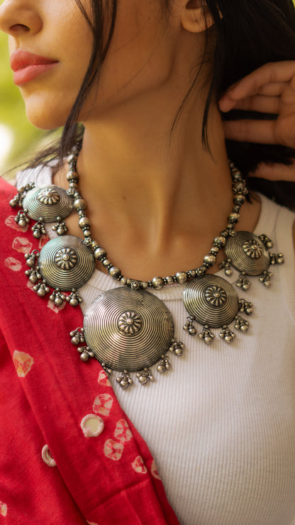 Panch Ghugri Motif Necklace - The Amyra Box