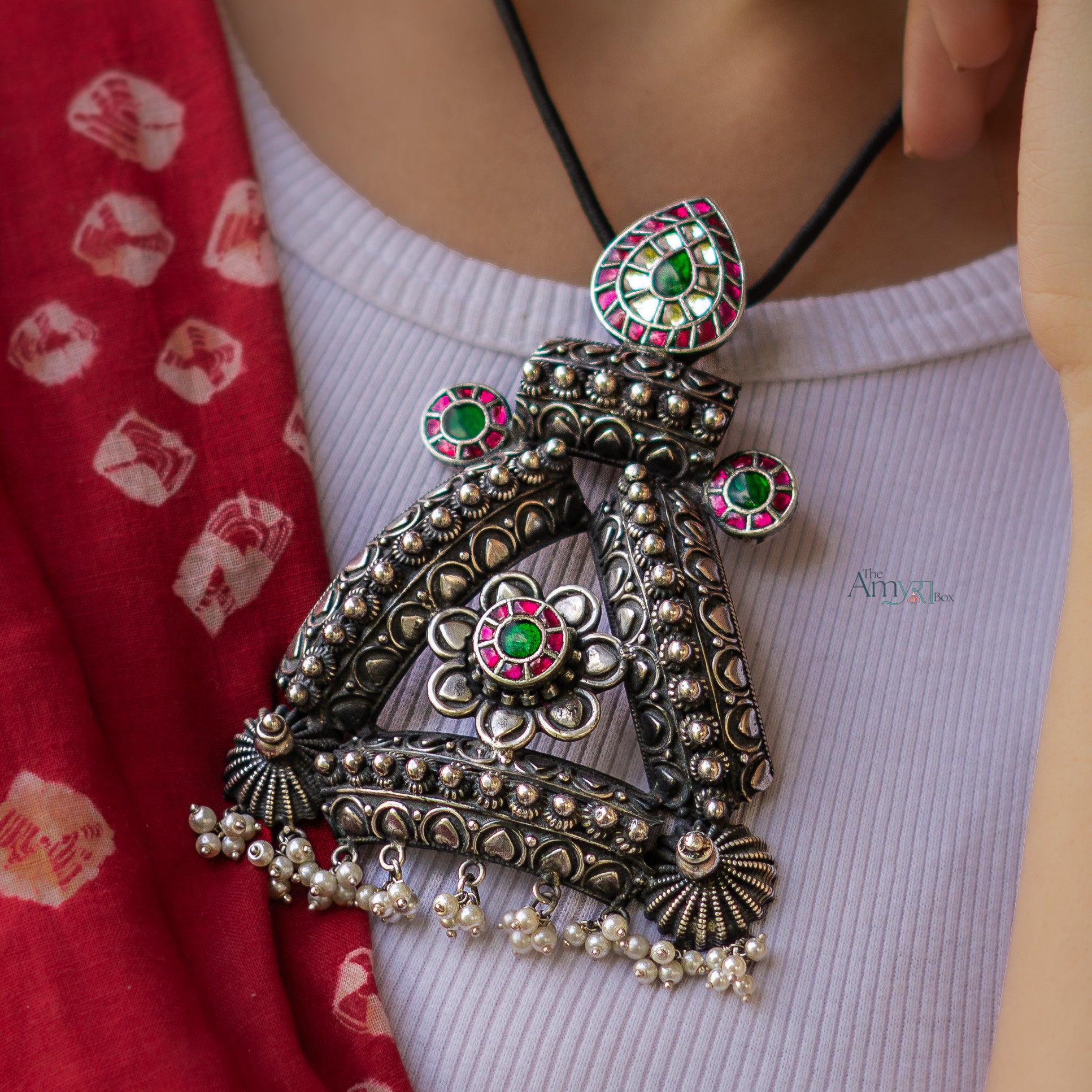 Utkarasht Rangrez Pendant - The Amyra Box