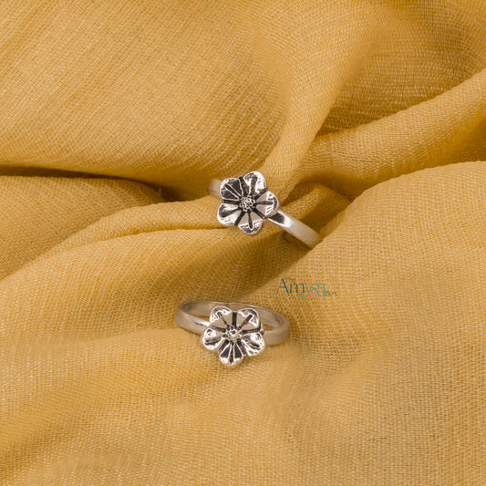 Floret Toe Ring - The Amyra Box