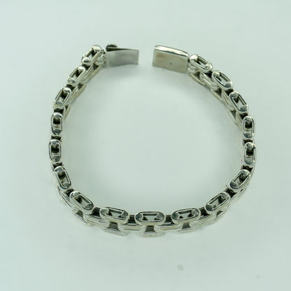 Interlinked Bonds Tennis Bracelet - The Amyra Box