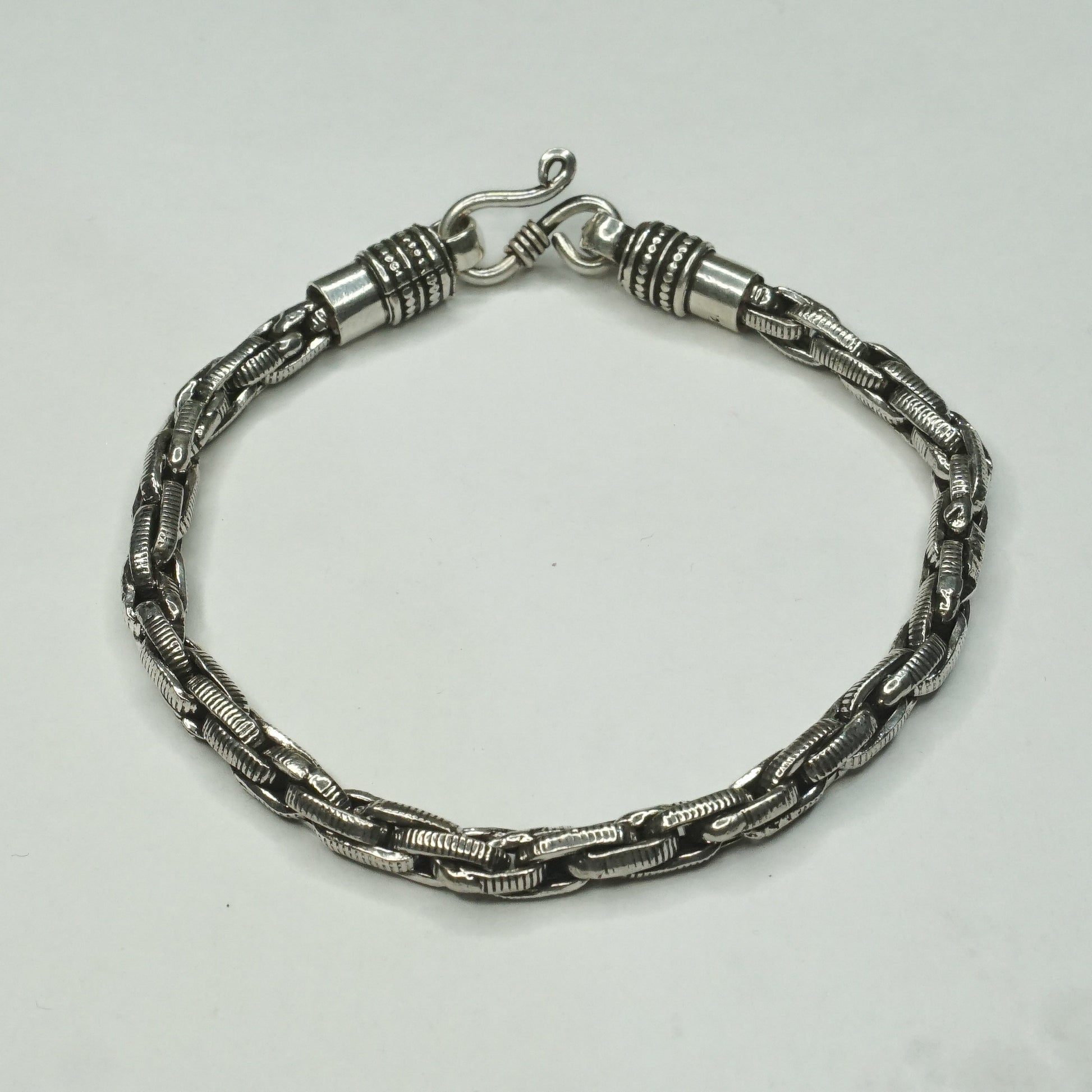 Interlocking Chain Tennis Bracelet - The Amyra Box