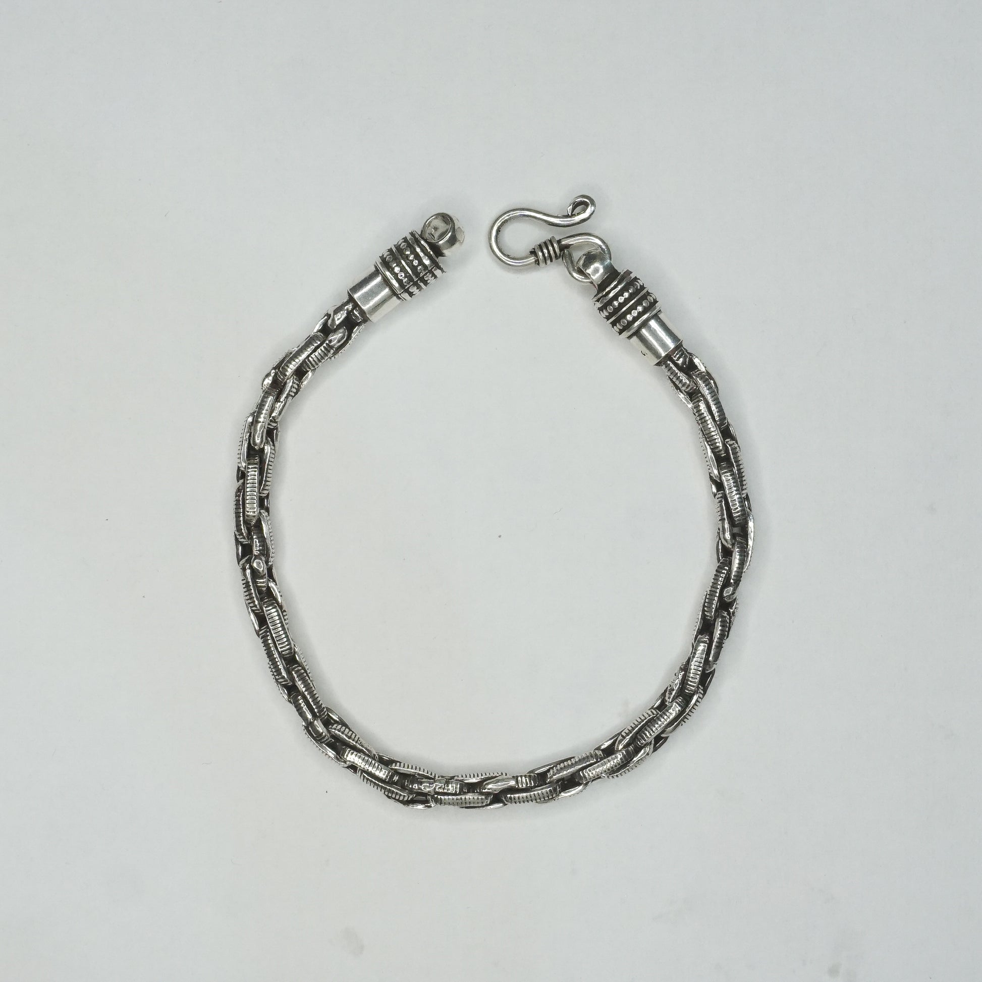 Interlocking Chain Tennis Bracelet - The Amyra Box